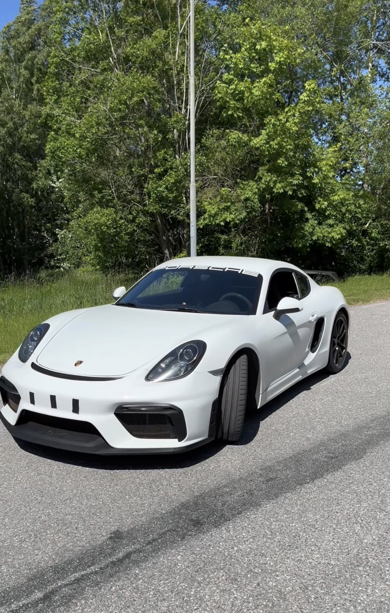 Vit Porsche GT4 front