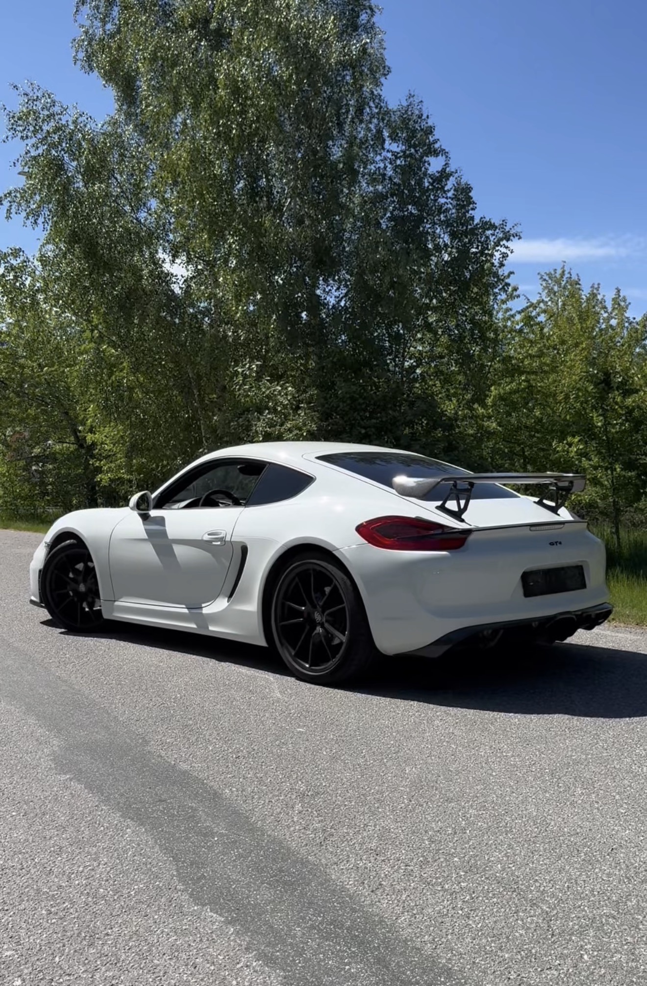 Vit Porsche GT4 rear