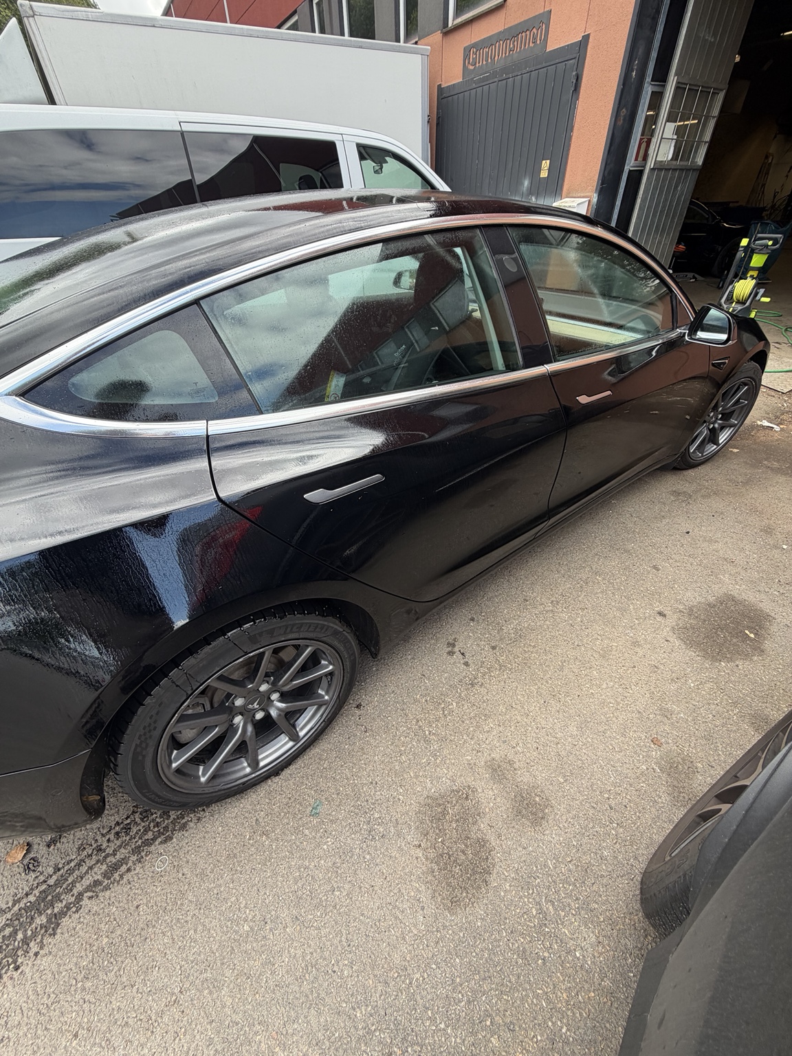 Tesla chrome delete · före
